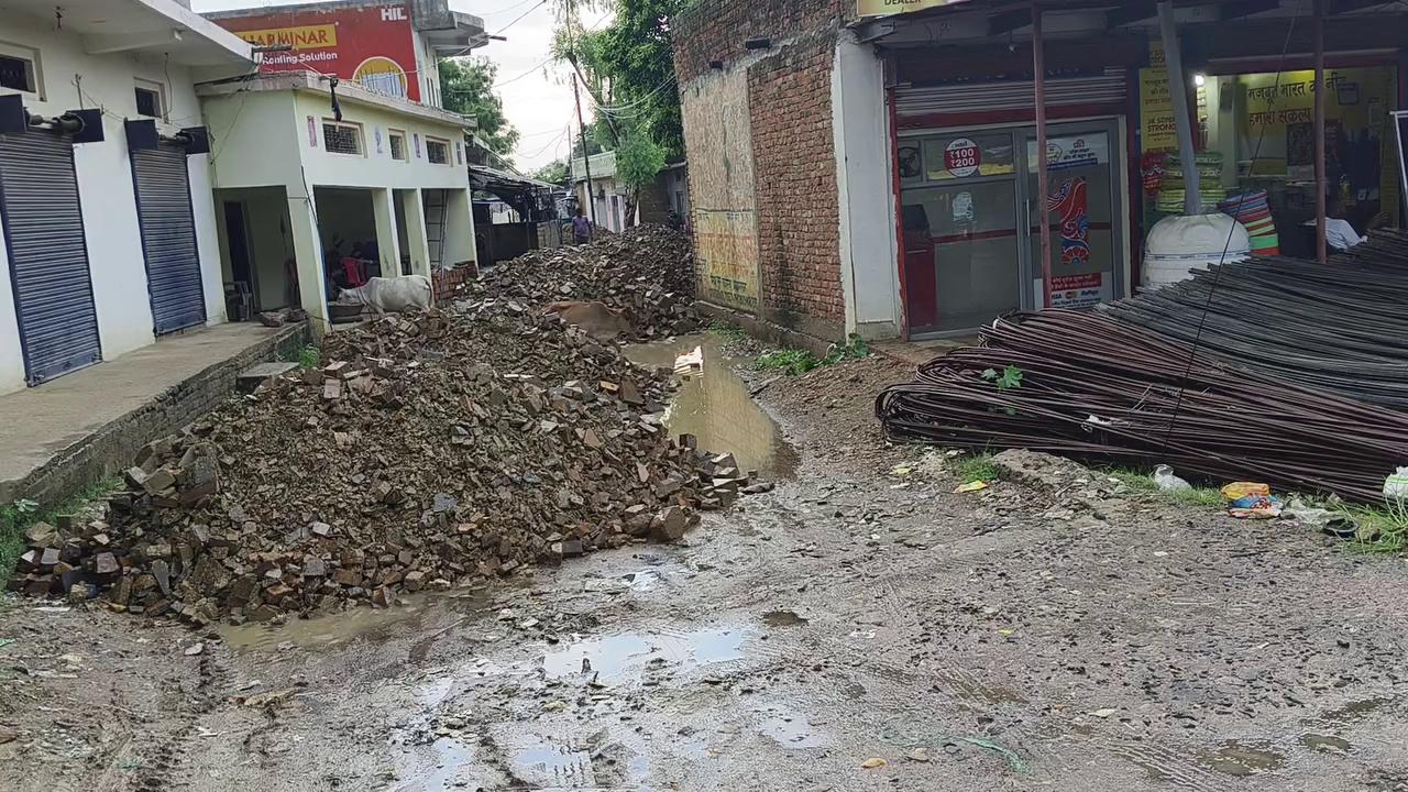 जनपद सिहावल क्षेत्र के अंतर्गत ग्राम पंचायत अमिलिया में हनुमान मंदिर वाली रोड में माननीय विधायक विश्वामित्र पाठक अमिलिया मुख्य बाजार में खड़े होकर उसे रोड की दशा और दि शा देखी उन्होंने तत्काल सिहावल जनपद सीईओ शैलेश पांडे एसडीओ अरुण द्विवेदी सब इंजीनियर दिलीप तिवारी ग्राम पंचायत सरपंच और सचिव अमिलिया तत्काल फोन से निर्देशित किया और आज काम चालू हो गया इस बात को लेकर ग्रामीणों में काफी विधायक जी के प्रति उत्साह दिखा जो इस बस्ती में रहते थे उनका उद्धार हुआ वही अमिलिया में विधायक जी के भाजपा कार्यकर्ता सिद्धार्थ गौतम और पूर्व सरपंच दद्दी साहू एवं अन्य कार्यकर्ता रहे उपस्थित इस तरह के विधायक विश्वामित्र पाठक की कार्यशैली को देखकर अमिलिया की जनता काफी खुश दिखाई दे रही है अमिलिया की जनता जनार्दन ने विधायक जी को बहुत-बहुत साधुवाद दी है विधायक विश्वामित्र पाठक का काम बोलता है