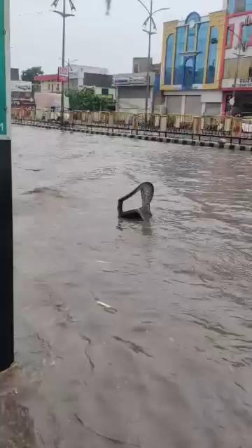 जयपुर सीकर रोड पर. तेज बरसात के बीच बरसात में राहगीरो की मदद करते राजस्थान पुलिस के जवान