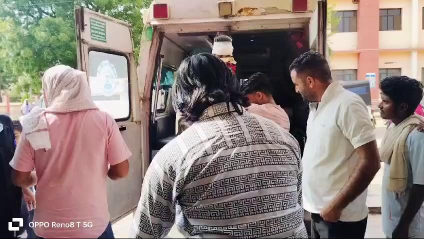 चुरू जिले के तारानगर तहसील के मेघसर गांव में आज दुर्घटना होने के कारण मौका स्थल पर दो बच्चे और एक वृद्ध व्यक्ति की मृत्यु होने की खबर आ रही है ।
ऐसे समय में घायलों को जब चूरू के भारतीय अस्पताल लाया गया उसे समय सामाजिक संगठन चूरू एकता मंच के सदस्य मुकेश सैनी ने बहादुरी दिखाते हुए बच्चों को बेहतर चिकित्सा व्यवस्था उपलब्ध करवाने के लिए सराहनीय प्रयास किया
बच्चों को एंबुलेंस की सहायता से बीकानेर और जयपुर रैफर किया गया है हम परमपिता परमेश्वर से प्रार्थना करते हैं कि सभी बच्चों सकुशल अपने घर लौटे