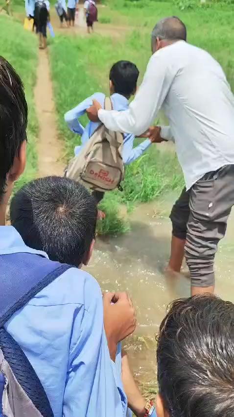 ग्राम पंचायत सैदपुर के गांव भापुर में स्कूल का रास्ता से बच्चे परेशान है खुलवाने की कृपा करें kirodi Lal Meena Rajendra Meena MLA mahua sdmg tahsildar collector mahoday mahua police