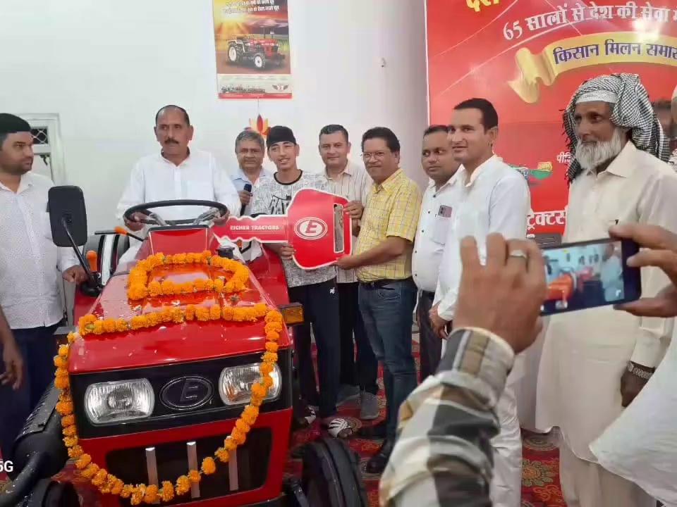 One Eicher Tractor Deliver. New Model Loanch 251 . Our Series Head mr. Rajiv ji or Eicher teem . I pray to God our customer always be happy (Shiv Darshan Tractors) Shamli up. Phone number 9639723709