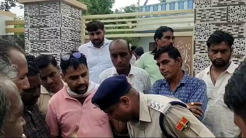 #बीदासर के सांडवा में चोरी की वारदात, बीदासर पुलिस उप अधीक्षक प्रहलाद राय पहुंचे मौके पर, ग्रामीणों से ली घटना की जानकारी। Churu Police