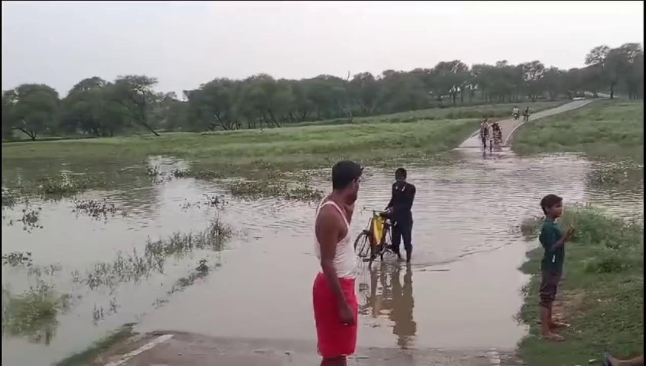 चित्रकूट मऊ तहसील अंतर्गत ग्राम पंचायत मवई में यमुना का जल स्तर बढ़ने से पुल के ऊपर आया पानी मामले की जानकारी होने पर मऊ एसडीएम राकेश कुमार पाठक द्वारा तहसीलदार विजय कुमार यादव और लेखपाल के साथ मौके का किया गया निरीक्षण