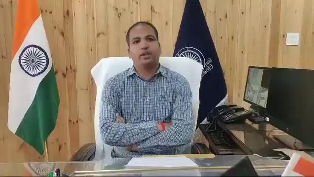 लाहौल स्पीति के 75 युवाओं को रोजगार मेले के माध्यम से मिला रोजगार-राहुल कुमार,उपायुक्त
जिला प्रशासन की सराहनीय पहल से लाहौल स्पीति के 75 युवाओं को रोजगार मेले के माध्यम से जॉब ऑफर लेटर दिये गये।
यह जानकारी देते हुए उपायुक्त लाहौल स्पीति राहुल कुमार ने बताया कि हिमाचल प्रदेश कौशल विकास निगम के जिला स्तरीय स्किल कमेटी की मीटिंग करने के बाद 1 अगस्त को उदयपुर में एक दिवसीय रोजगार मेले का आयोजन किया गया था जिसमें जिला के आई टी आई पास आउट को युवाओं के लिए उदयपुर ग्राउंड में हिमाचल प्रदेश कौशल विकास निगम और महाप्रबंधक जिला उद्योग केंद्र के तत्वाधान में तीन कंपनियां रोजगार मेले में आई।
उपायुक्त ने यह भी बताया कि रोजगार मेले के लिए 6 कंपनियां प्रस्तावित थी लेकिन खराब मौसम के चलते तीन कंपनियां मेले में आई।
उपायुक्त ने प्रसन्नता जाहिर करते हुए कहा की जिला के विभिन्न ट्रेडों से संबंधित 180 आईटीआई पास आउट उम्मीदवारों ने इस मेले में भाग लिया। जिसमें 75 युवाओं को इस रोजगार के मेले के माध्यम से रोजगार उपलब्ध करवाया गया और इन सभी 75 युवाओं को जॉब ऑफर लेटर भी प्रदान की गई है।
उपायुक्त ने बताया कि इनमें 40 युवा बिलासपुर की सिस इंडिया लिमिटेड द्वारा बतौर सिक्योरिटी ऑफिशल चयनित किए गए हैं। इसी तरह से 20 युवा एलआईसी ऑफ इंडिया कुल्लू द्वारा इंश्योरेंस ऑफिशियल चयनित किए गए हैं और एलिन अप्लायंसेज प्राइवेट लिमिटेड सोलन बद्दी द्वारा 15 युवाओं को इलेक्ट्रीशियन और ड्रॉप्समेन सिविल चयनित किया गया है।
उपायुक्त राहुल कुमार ने यह भी कहा कि निकट भविष्य में भी प्रयास रहेंगे की लाहौल स्पीति के युवाओं को और अधिक रोजगार के अवसर प्रदान किए जाएंगे जिसके लिए केलांग, काजा व उदयपुर में जल्द रोजगार मेले आयोजित करवाए जाएंगे।