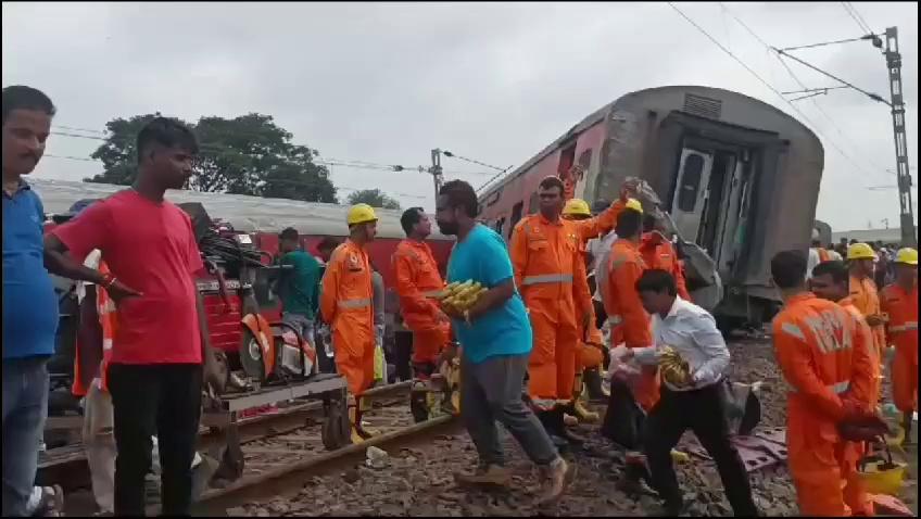 *हादसे के 41 घंटे के बाद थर्ड लाइन से गुजरी मालगाड़ी,आज दोनो लाइन चालू होने की संभावना* जमशेदपुर। दक्षिण पूर्व रेलवे के चक्रधरपुर रेल डिवीजन के बडाबंबो के पोटोबेड़ा गांव के पास मुबई मेल हादसे के बाद बुधवार की देर रात थर्ड लाइन को चालू कर दिया गया। इस लाइन से सबसे पहले एक मालगाड़ी को गुजरा गया। इसके बाद हावड़ा-मुबई गीताजंलि एक्सप्रेस को गुजरात गया । धीरे धीरे अन्य मालगाङियो और एक्सप्रेस ट्रेनो को भी उस लाइन से गुजारा गया । हो सकता है गुरूवार को देर शाम तक अन्य दो लाइन को भी चालू कर दिया जाएगा। *हावड़ा-मुबई मेल के दुर्घटनाग्रस्त होने के बाद परिचालन था ठप* बता दें कि बीते 30 जूलाई मंगलवार को तड़के ट्रेन संख्या 12810 हावड़ा-मुबई मेल के हादसे के बाद इस मार्ग पर ट्रेनो का परिचालन ठप था। इस कारण इस मार्ग पर चलने वाली कई ट्रेन को रद्द कर दिया गया था तो कुछ का मार्ग बदल दिया गया था। *आज रिशिडयूल होने वाली ट्रेन* वही हावड़ा-मुबई मेल के हादसे का इस मार्ग से चलने वाले ट्रेनो का परिचालन अस्त व्यस्त हो गया है। एक अगस्त को भी टाटा होकर जाने वाली कई महत्वपूर्ण ट्रेन देरी से चल रही है। जानकारी अनुसार ट्रेन संख्या 12222 हावड़ा-पुणे दुरंतो एक्सप्रेस हावड़ा से तीन घंटे देरी यानि सुबह 8.45 मे खुली है। वही ट्रेन संख्या 12860 हावड़ा-मुबई गीताजंलि एक्सप्रेस शाम के 4.50 मिनट पर हावड़ा से प्रस्थान करेगी।जबकि इसका प्रस्थान करने का समय दोपहर मे 1.10 मिनट में है। ट्रेन संख्या 18011/18012 हावड़ा-आदरा -चक्रधरपुर एक्सप्रेस आद्रा में टर्मिनेट होगी। यही से हावड़ा के लिए वापस हो जाएगी। यह ट्रेन आद्रा- चक्रधरपुर के बीच रद्द रहेगी। *दो स्पेशल ट्रेन चलेगी*