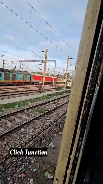 सुपरफास्ट ट्रेन गाजियाबाद को क्रॉस करती हुई
||Superfast train crossing Ghaziabad|| Indian Railways
Click Junction