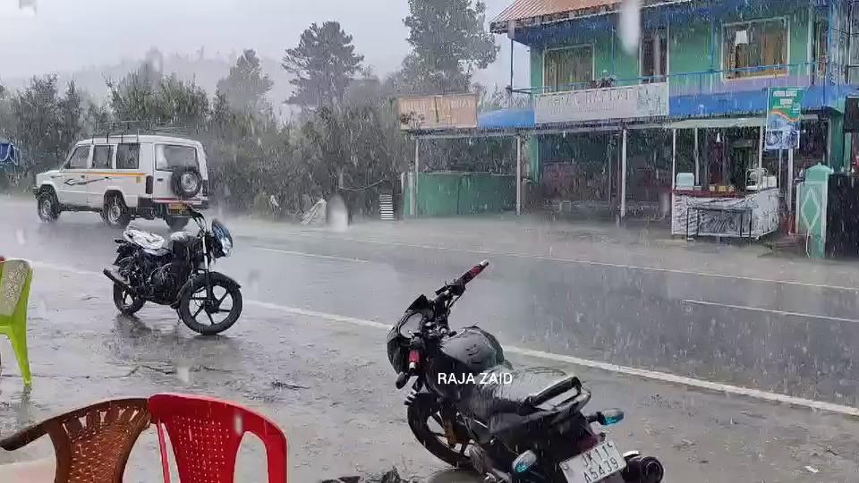 Currently Heavily raining In Hirpora Area Of Shopian...