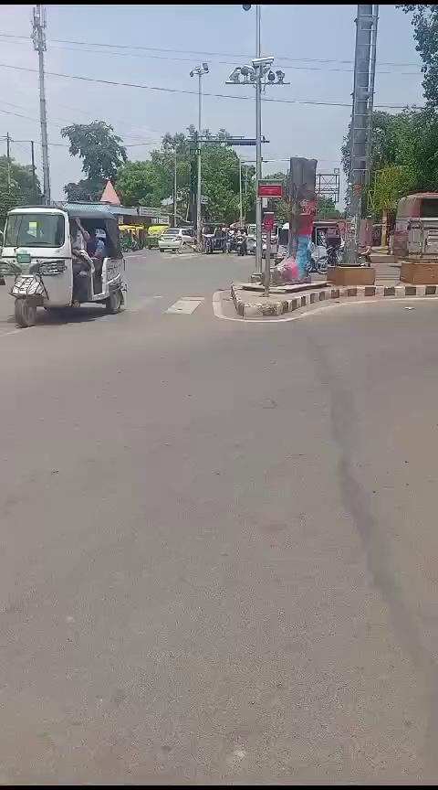 #यातायात_बुलेटिन
आगरा के ईदगाह चौराहे पर यातायात सामान्य गति से चल रहा है।
यातायात हेल्पलाइन नंबर✓ 9548524141