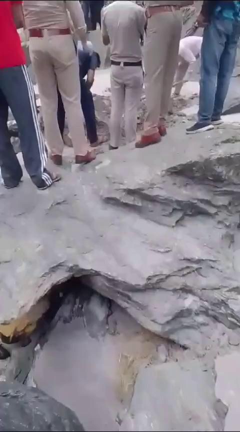 रामपुर के निचले डकोलढ़ में सतलुज नदी किनारे रेत में दबे मिले 2 शव