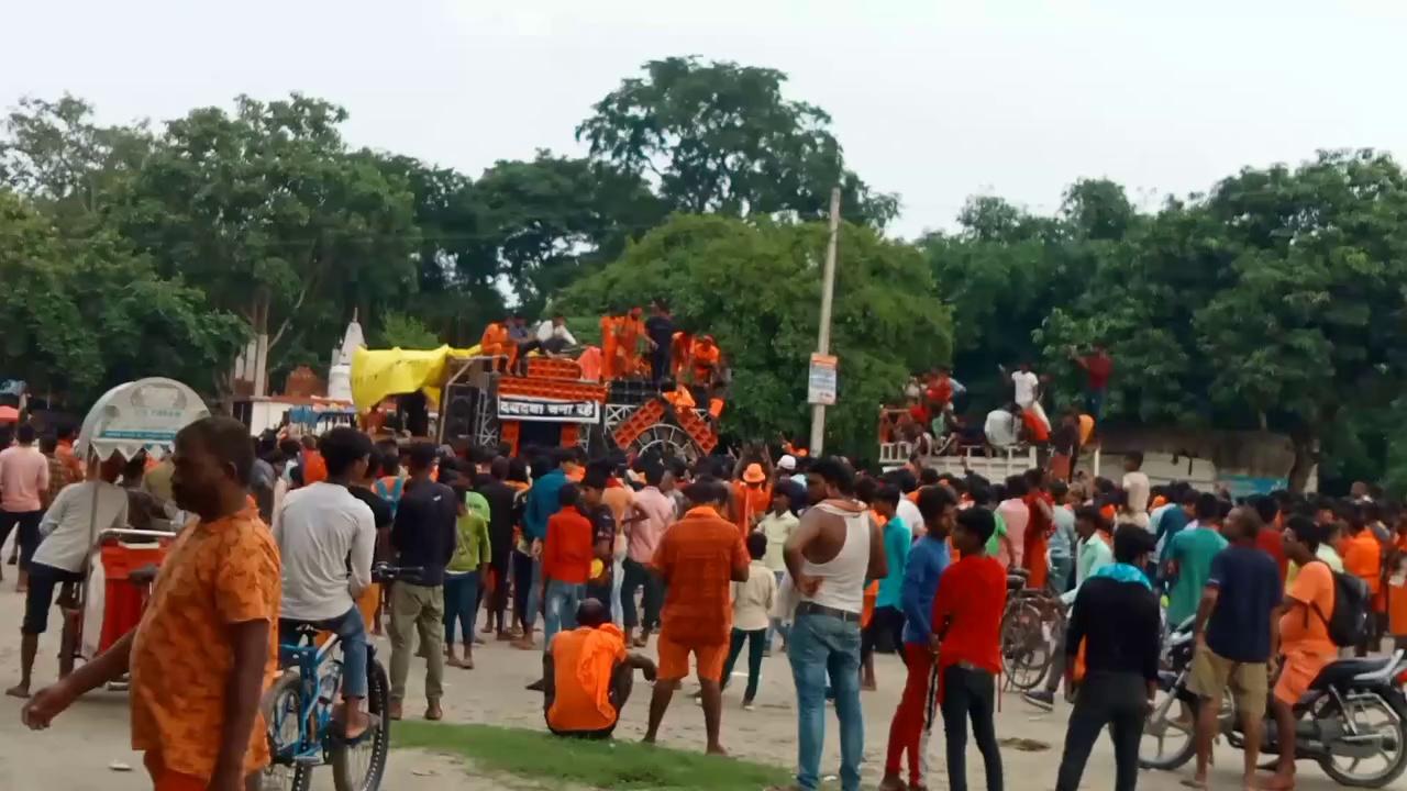 चहोडा शाहपुर अम्बेडकर में शिवभक्त अर्थात कांवड़ियों का टोला मस्ती करते हुए