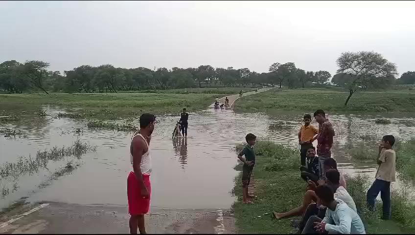 चित्रकूट मऊ तहसील अंतर्गत ग्राम पंचायत मवई में यमुना का जलस्तर बढ़ने से पुल के ऊपर आया पानी
मवई पिंपरी भिख्खी का डेरा और बरवार के ग्रामीणों की बढ़ी मुश्किलें आवा गमन बाधित