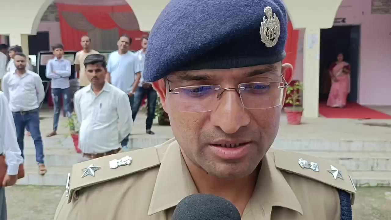 ललितपुर पुलिस अधीक्षक द्वारा स्वतंत्रता दिवस झंडारोहण राष्ट्रीय पर्व पर जनपद में सुरक्षा व्यवस्था और शांति व्यवस्था कायम रखने के लिए पुलिस अधीक्षक ने अपनी वक्तव्य में क्या कहा
ललित ज्योति लाइव न्यूज से पत्रकार बृजेश तिवारी ललितपुर