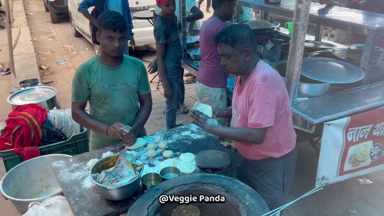 50 रुपये में 2 फीट लंबी नान थाली | Model Town Ki Special Tehlka Naan Thali | Delhi Street Food