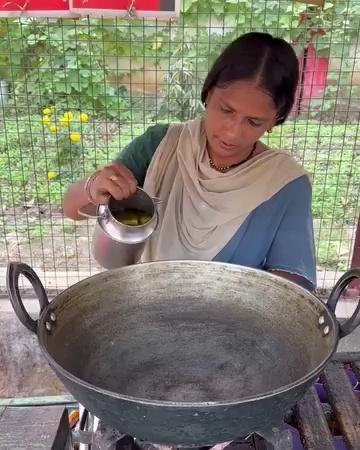 Raipur Aunty making Street Style Chicken Curry