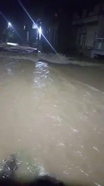 #शामगढ़ के समीप #कुरावन गांव की वतर्मान स्थिति घरो में घुसा पानी