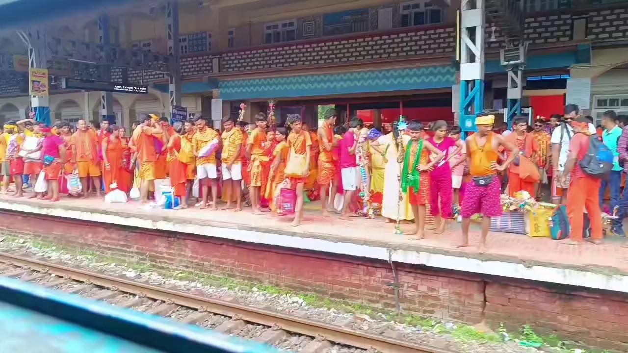 देवघर रेलवे station में बोल बम का भीड़