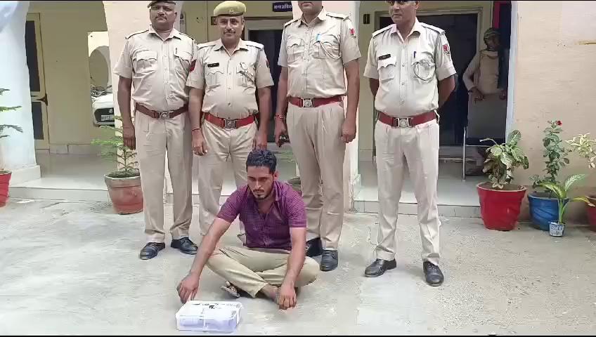 #news #neemrana #publicujala #behror खुद के घर में चोरी कर कराई रिपोर्ट दर्ज पुलिस ने खेड़की निवासी योगेश कुमार पुत्र हंसराज को किया गिरफ्तार,जेवरात व नगदी की बरामद,ऑनलाइन सट्टे में कर्ज में डूबने पर उठाया यह कदम।