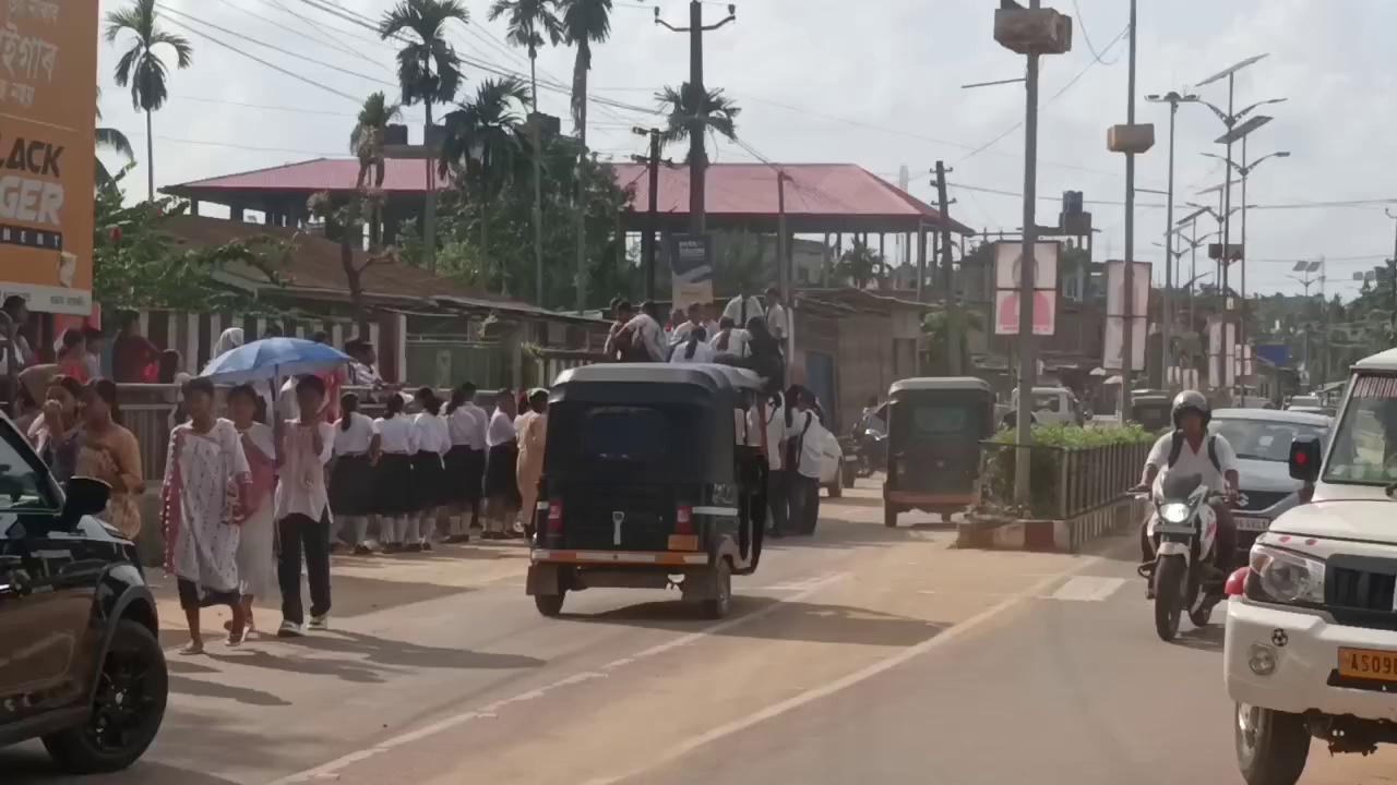 #pickup truck.School kecharli osomar atum aphan lason henlo ma kangthum lapen kethon dun nangji?? District level celebration of 63rd teachers day arni diphu matipung along mei kepado pon ahut pick up truck pensi kethon dun.