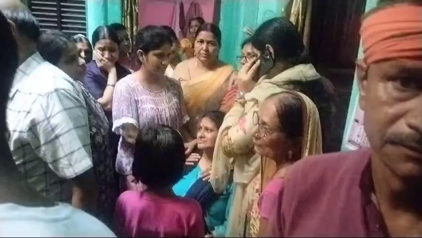 दिल्ली में IAS की तैयारी करने वाली छात्रा की मौत से घर में मचा हाहाकार। ==========औरंगाबाद, ब्यूरो। दिल्ली के पुराने राजेंद्र नगर स्थित राव आईएएस के बेसमेंट में पानी भर जाने से वहां पढ़ रहे तीन छात्रों की मौत हो गई थी। औरंगाबाद के नबीनगर के मंगल बाजार निवासी विजय सोनी के 25 वर्षीय पुत्री तान्या कुमारी की भी इस घटना में मौत हो गई थी। रविवार को पोस्टमार्टम उपरांत शव को दिल्ली से निजी वाहन से पैतृक गांव लाया जा रहा है। मृतका के पिता विजय सोनी की वर्ष 1995 -96 में तेलंगाना के कोयलस माइंस में इंजीनियर पद पर नौकरी हुई । नौकरी होने के बाद विजय सोनी वहीं रहने लगे। मृत्तका तान्या उनकी सबसे बड़ी बेटी थी। दसवीं की परीक्षा उसने तेलंगाना से दी। इसके बाद बीकॉम की परीक्षा 2023 में दी। वह दिल्ली में रहकर आइएएस की तैयारी कर रही थी। रविवार की सुबह फोन के माध्यम से उसके निधन की सूचना परिजनों को मिली। तान्या के मौत की खबर सुन नबीनगर विधायक डब्लू सिंह एवं नबीनगर नगर पंचायत अध्यक्ष प्रतिनिधि विपिन सिंह उसके पैतृक निवास पहुंचे और परिजनों को ढाढस बंधाया। उन्होंने दुख प्रकट करते हुए बिहार सरकार को भी घेरा।