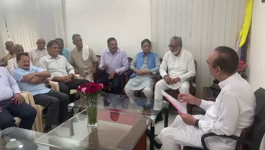 From The Desk of #Jazzbaat24:- Chairman DPAP, Ghulam Nabi Azad met with a delegation from Akhnoor led by Sr #DPAP leader Er. Rattanlal today. Azad listened to them & asked to strengthen the party at the grassroots level, and emphasised the need to focus on developmental issues in the upcoming elections.
