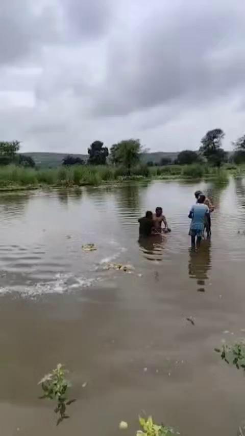 भरतपुर में पानी में डूबने पर 7 जनों की मौत अंतिम संस्कार के लिए लोगों को ले जाते हुए