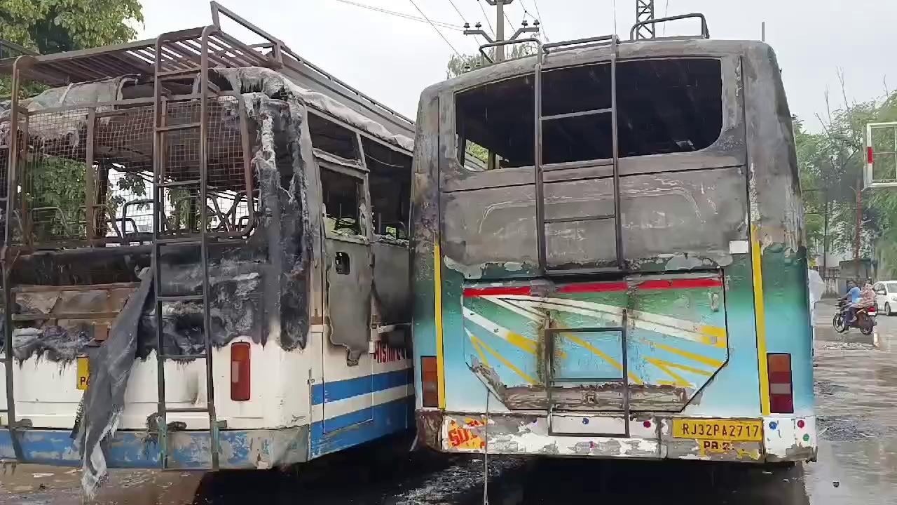 शॉर्ट सर्किट के चलते दो बसों में लगी आग, अंबेडकर सर्किल के पास का मामला
सवाई माधोपुर बजरिया स्थित अंबेडकर सर्किल पर देर रात को 11:00 बजे शॉर्ट सर्किट के चलते दो खड़ी बसों में अचानक आग लग गई। इस दौरान लोगों ने इसकी सूचना अग्निशमन दमकल को दी। इस दौरान मौके पर पहुंची मानटाउन थाना पुलिस ने घटना स्थल का जायजा लिया। वही अग्निशमन शमन दमकल ने कड़ी मशक्कत के बाद आग पर काबू पाया। बस कंडक्टर राजेश मीणा ने बताया कि दोपहर को 3:00 बजे दोनों बसों को अब्दुल मालिक ने बसों को खड़ी करवाई थी। जिसके चलते रात को 11:00 शॉर्ट सर्किट होने के कारण दोनों बसों में आग लग गई। आग इतनी भंयकर थी कि दोनों बसों में आग लग गई।