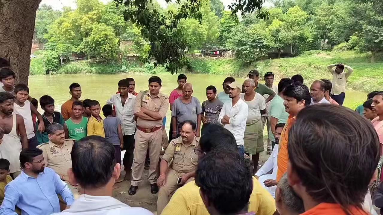 Jaunpur Breking:रामपुर थाना क्षेत्र के धनंजयपुर में हनुमानजी की मूर्ति रखने पर विवाद!थानाध्यक्ष मनोज कुमार पांडेय ग्रामीणों को समझाते हुए....
highlight followers