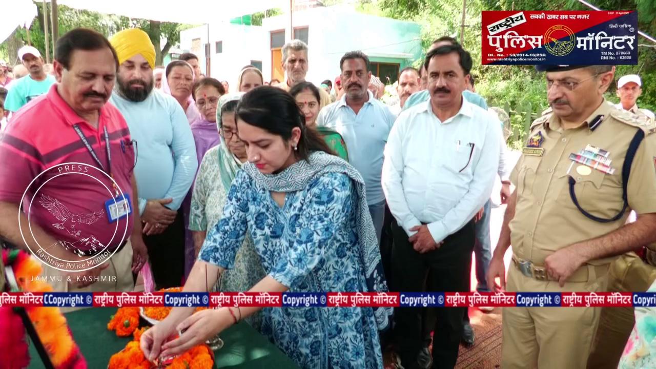 #IndependenceDay2024
DC Udhampur Saloni rai in presence of SSP Udhampur Joginder Singh paid tribute, rechristened Govt. Middle School Chopra Shop as Shaheed Constable Suraj Bhan Govt. Middle School Chopra Shop & planted a sapling under #EkPedShaheedonKeNaam campaign
Highlight