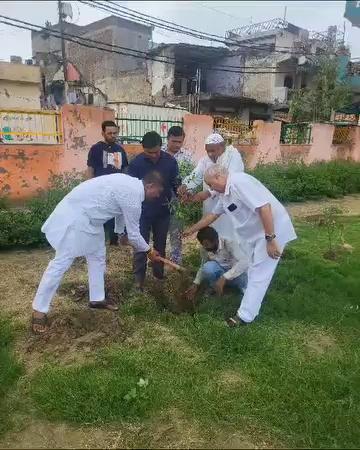 आज गाजियाबाद स्थिति उत्तर प्रदेश मेंपौधारोपण अभियान के तहत महाराजपुर पार्क में आज पार्षद भूपेंद्र उपाध्याय के साथ इस अभियान को शुरू किया गया।
यह पार्क काफी प्रयासों के बाद विकसित किया जा रहा है, इसका विकास देखकर मन खुश हो गया
आज प्रातः ही पार्षद जी ने आग्रह किया कि आप इस पुनीत कार्य में साथ दे, पार्षद जी विकाश के कामों में लगातार लगे रहते है। स्वभाव से सौम्य, हर पल उपलब्द। ओर भी कामों के विषय में गंभीर चर्चा हुई, साथ में महाराजपुर गांव के ही हाजी सगीर, अनिल जी और काफी वरिष्ठ जन साथ रहे।