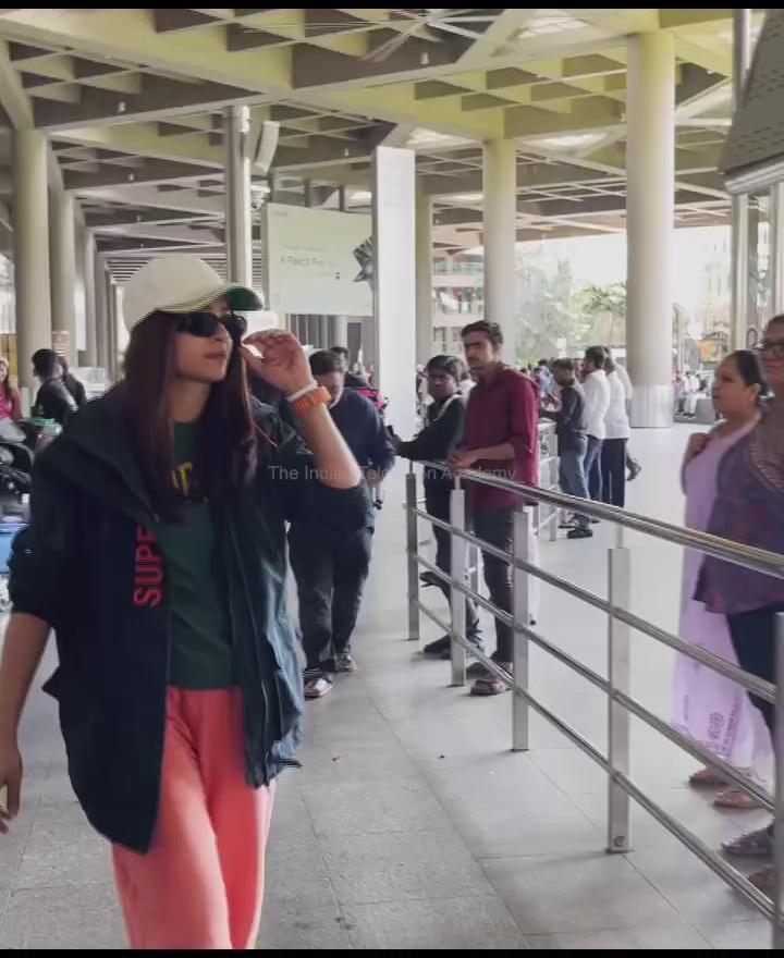 Surveen Chawla Spotted At Mumbai Airport , Wardha Khan Nadiadwala Spotted Today At PVR Juhu. Ayushmann Khurrana With Family Spotted At Mumbai Airport.