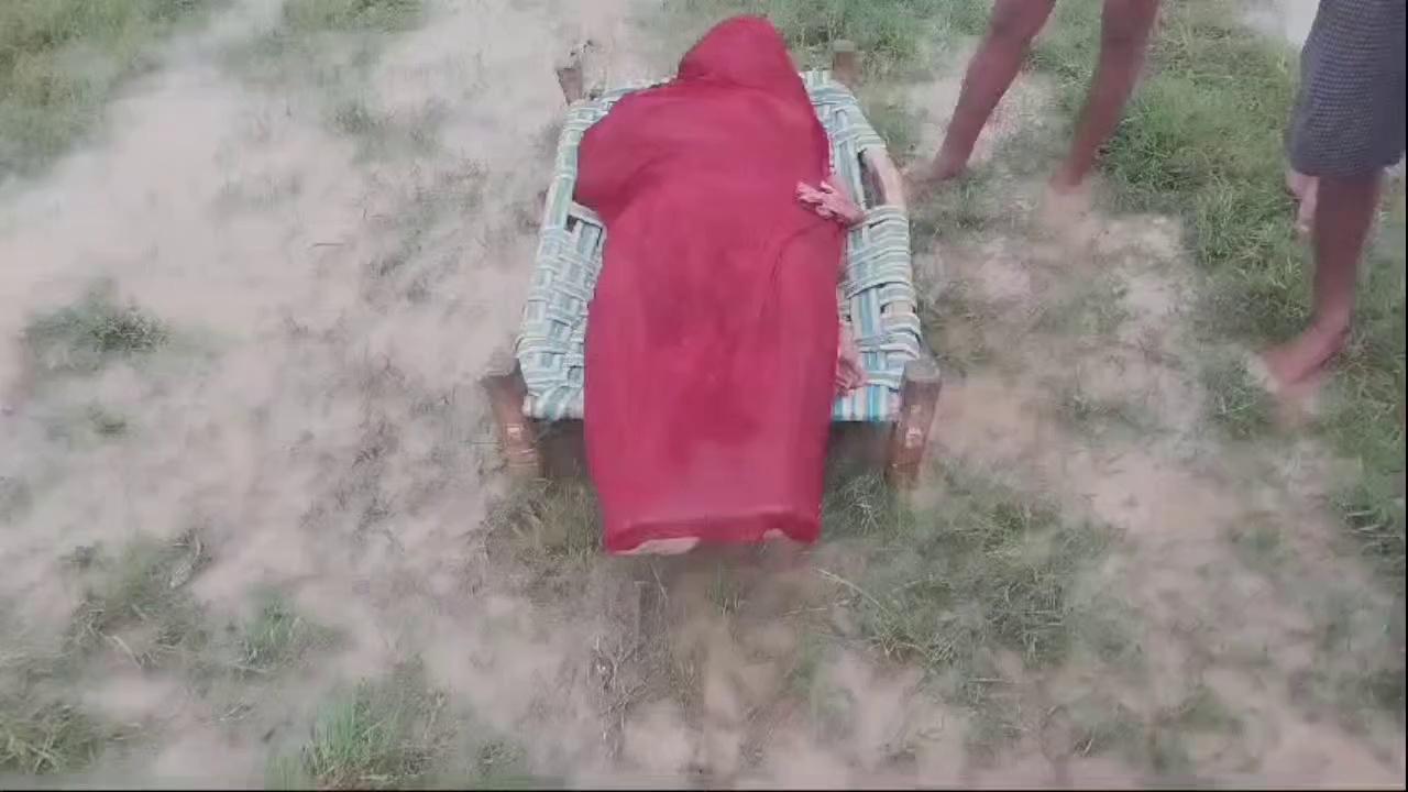 खजुरी महेश गांव में व्रजपात से एक महिला की मौत, परिवार मे मचा कोहराम।