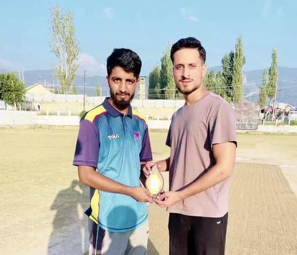 FAIZAN NABI#OPENING BATTER FROM STAR 11 KASHMIR THRASHED THE OPPONENTS BEERWAH 11 AT AZAD STADIUM KHREW IN ONGOING SUMMER CUP,HE SMASHED THE FIRED KNOCK OF 58 RUNS FROM 26 DELIVERIES & FELICITATED WITH MAN OF THE MATCH.