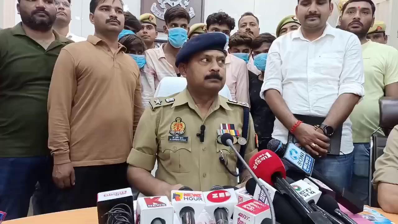 उरई। कोतवाली पुलिस को बड़ी सफलता हाथ लगी है। चेकिंग के दौरान पुलिस ने 14 चोरी की बाइक के साथ चोरों को गिरफ्तार किया है। पुलिस की पूछताछ में चोरों ने बताया कि वह आसपास के जिलों से बाइक चोरी की घटनाओं का अंजाम देते थे। ये शातिर चोर चेचिस नंबर और नंबर प्लेट को बदलकर वाहन को बेंच देते थे और जो वहां की बिक्री नहीं होती थी काट दिया करते थे।
बता दें कि पूरा मामला उरई कोतवाली क्षेत्र का है। पुलिस अधीक्षक दुर्गेश कुमार के नेतृत्व में चेकिंग अभियान चलाया गया था। इसी दौरान उरई कोतवाली पुलिस के द्वारा इकलासपुरा रोड पर चैकिंग की जा रही थी। तभी पुलिस ने 2 मोटर साइकिलों को रोका और चैकिंग की। कागज न दिखाने पर ई-चालान करने की कोशिश की। इस दौरान पता चला कि यह सभी चोर बाइक की चोरी कर उनका चेचिस नंबर और नंबर प्लेट बदलकर गैर जनपदों में बेंच दिया करते थे। जो नहीं बिकती थी उनके पार्ट्स को कबाड़ी की दुकान पर बेचते थे। पुलिस ने फैक्ट्री एरिया में बंद पड़ी पानी की टंकी के पास से कल 12 मोटरसाइकिल को बरामद किया जिसमें चार अधकटी बाइक मिली। ये सभी चोर संदीप, अनिकेत, अंशुल, कृष्णकुमार, धर्मेद्र, सुमित उरई क्षेत्र के ही रहने वाले हैं।