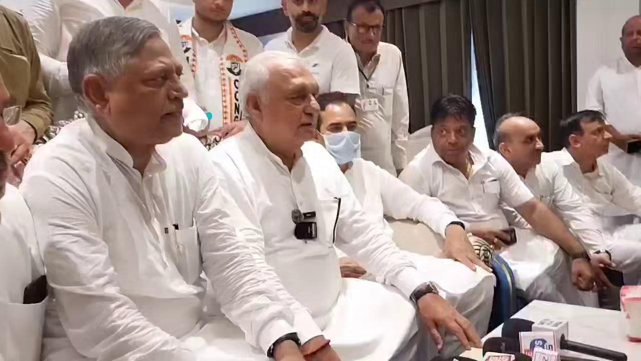 पूर्व मुख्यमंत्री भूपेंद्र सिंह हुड्डा ने फतेहाबाद के जन सूचना अधिकारी को सस्पेंड करने पर कहा कि इसके लिए वहा के जनसंपर्क अधिकारी को सस्पेंड करना है तो सभी हरियाणा के जनसंपर्क अधिकारियों को सस्पेंड करना होगा। क्योंकि इनके पास नया काम दिखाने के लिए कुछ नहीं है और न ही कोई नई उपलब्धि है।