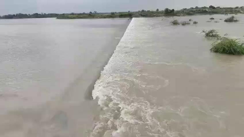 एंकर -टोंक जिले में आफत की बारिश के कारण बिगड़े हालात दो दिन बाद भी नहीं सुधरे हैं, भले दो दिन से बारिश टार्चर कम हुआ है लेकिन हालात सुधरने में वक्त लग सकता है,बारिश के बाद से कई गांवों का सम्पर्क कटा हुआ है तो कहीं कहीं धीरे -धीरे जनजीवन पटरी पर आने लगा है, लेकिन ज्यादातर इलाकों में हालात अभी तक सुधरे नहीं है, क्योंकि जलजमाव के कारण रास्ते अवरूद्ध हैं लोगों को रोजमर्रा के कामों के लिए भी मशक्कत कर रास्ते पार करने पड़ रहे हैं। देवली उपखंड क्षेत्र में पनवाड़ सागर ओवरफ्लो होने से करीब दो दर्जन गांवों का सम्पर्क कटा गया था दो दिनों से आवागमन बंद था मंगलवार दोपहर बाद से कुछ बड़े वाहनों की आवाजाही शुरू हुई है लेकिन दुपहिया व छोटे वाहनों को भारी परेशानी का सामना करना पड रहा है, संथली रपट टूट जाने से आवागमन अवरूद्ध है आधा दर्जन गांवों का सम्पर्क टूट गया है,टोरडी सागर ओवरफ्लो होने से मालपुरा- टोडा रायसिंह मार्ग तीन से बंद है, गौरतलब बात यह है कि इस मार्ग पर रोडवेज की बस पानी में बह गयी थी, ओर रेस्क्यू के दौरान ड्राइवर बह गया था जिसकी तलाश अभी तक जारी है, साथ ही बगड़ी रोड मासी नदी रपटा पानी में डूबने एक दर्जन गांवो के लोगो को आने जाने में परेशानी हो रही है, पीपलू से काशीपुरा रोड रपट पर 4 फीट पानी होने से आवागमन बंद है। रपट पार करके महात्मा गांधी स्कूल है जिसमे बच्चे पढ़ने नहीं जा पा रहे है। नगरफोर्ट इलाके में रिकार्ड बारिश के रिहायशी इलाकों में गुजरने वाले रास्तों में पानी भरा हुआ है जिसमें से होकर लोगों को अपने रोजमर्रा के कामों के लिए गुजरना पड़ता है। फिलहाल कई इलाकों में जनजीवन सामान्य होने में अभी समय लग सकता है लेकिन बशर्ते बारिश का टार्चर कम हो, यदि बारिश दौर ऐसे जारी रहा तो हालात ओर ज्यादा बिगड सकते हैं।