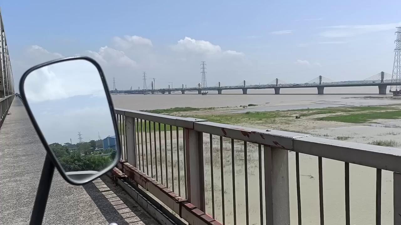 New सिमरिया पुल Simariya Ghat Begusari to Hathidah link pool
सिमरिया पुल की होश उड़ाने वाली राज | rajendra setu | simariya pul | howrah bridge Rajendra Setu राजेन्द्र सेतु / mokama pul मोकामा पुल लगभग दो किलोमीटर लंबा यह पुल गंगा नदी पर बना बिहार का एकमात्र रेल-सह-सड़क पुल है जो उत्तर बिहार को दक्षिण बिहार से जोड़ता है। simaria bridge barauni mokama hatidah bihar rajendra pul ganga begusarai simaria ghat simariya ghat gandhi setu barauni junction rail indian rail rail accident ganga river kolkata ganga ghat kumbh mela mahakumbh mela rajendra bridge ganges bagh express morari bapu mokama bridge rajendra setu parallel bridge howrah bridge
मोकामा में राजेंद्र सेतु के समानांतर बना रहे सिक्स लेन गंगा ब्रिज का काम पूरा होने वाला है और इसके बन जाने के बाद बड़ी गाड़ियां भी सिमरिया से ओंटा के तरफ आने-जाने लगेगी। मोकामा में इस ऐतिहासिक राजेंद्र सेतु की समानांतर दो ब्रिज का निर्माण हो रहा है पूरव तरफ में ये सिक्स लेन गंगा ब्रिज बन रहा है तो पश्चिम में नया रेल ब्रिज का निर्माण हो रहा है।