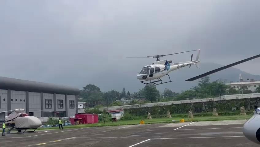 खानपुर विधायक उमेश शर्मा ने की कावडियो पर हेलीकॉप्टर से पुष्प वर्षा।