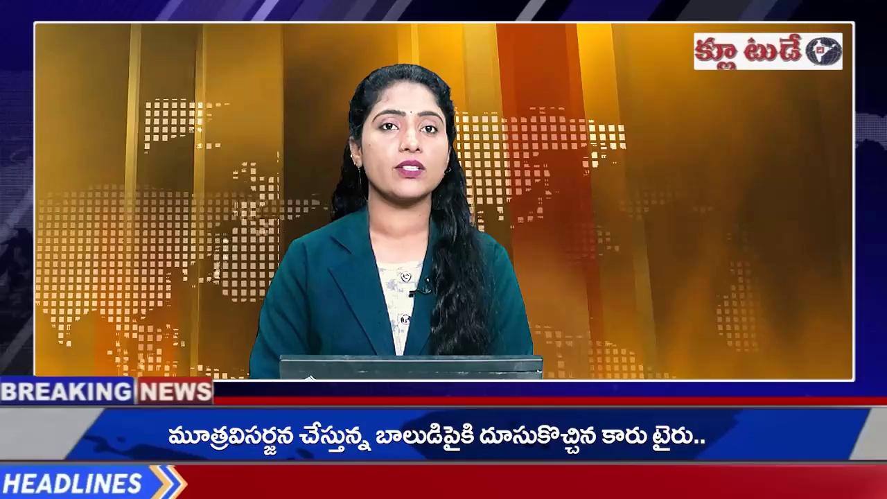 The CLUE TODAY News//*సివిల్స్ లో దివ్యాంగులకు రిజర్వేషన్లు అవసరమా అంటూ దివ్యంగుల కోటపై అనుచిత వ్యాఖ్యలు చేసిన సీనియర్ ఐఏఎస్ అధికారి స్మితా సబర్వాల్ వెంటనే వికలాంగుల సమాజానికి క్షమాపణ చెప్పాలని భారత వికలాంగుల హక్కుల పరిరక్షణ సమితి రాష్ట్ర అధ్యక్షులు గిద్దె రాజేష్ డిమాండ్ గరిడేపల్లో స్మితా సబర్వాల్ చిత్రపటానికి రక్తాభిషేకం చేసి దిష్టిబొమ్మను దగ్ధం చేసి రోడ్డుపై బైఠాయించి వినూత్న రీతిలో నిరసన తెలిపిన రాష్ట్ర అధ్యక్షులు గిద్దె రాజేష్ బృందం వికలాంగులను అవమానపరిచిన స్మితా సబర్వాల్ పై కేంద్రంలోని ప్రధాని నరేంద్ర మోడీ రాష్ట్రంలోని రేవంత్ రెడ్డి ప్రభుత్వలు వెంటనే చర్యలు తీసుకొని ఆమె ఐఏఎస్ ను రద్దు చేసి వికలాంగుల హక్కుల చట్టం 2016 నిబంధనల మేరకు ఆమెను వెంటనే అరెస్టు చేయాలని డిమాండ్*
సివిల్స్ ఉద్యోగాలలో దివ్యాంగులకు రిజర్వేషన్లు అవసరమా అంటూ దివ్యంగుల కోటపై అనుచిత వ్యాఖ్యలు చేసిన సీనియర్ ఐఏఎస్ అధికారి స్మితా సబర్వాల్ వెంటనే వికలాంగుల సమాజానికి క్షమాపణ చెప్పాలని భారత వికలాంగుల హక్కుల పరిరక్షణ సమితి రాష్ట్ర అధ్యక్షులు గిద్దె రాజేష్ డిమాండ్ చేశారు సూర్యాపేట జిల్లా గరిడేపల్లి మండల కేంద్రంలో సంఘం జిల్లా ప్రధాన కార్యదర్శి గుర్రం నరేష్ రెడ్డి జిల్లా అధ్యక్షులు కుర్ర గోపి యాదవ్ లతో కలిసి వికలాంగులను అవమానపరిచిన సీనియర్ ఐఏఎస్ అధికారి తెలంగాణ ఫైనాన్స్ కమిషన్ నెంబర్ స్మితా సబర్వాల్ చిత్రపటానికి కోడి రక్తంతో రక్తాభిషేకం చేసి దిష్టిబొమ్మను దగ్ధం చేసి రోడ్డుపై బైఠాయించి వినూత్న రీతిలో నిరసన తెలిపిన అనంతరం నిరసన కార్యక్రమాన్ని ఉద్దేశించి భారత వికలాంగుల హక్కుల పరిరక్షణ సమితి రాష్ట్ర అధ్యక్షులు గిద్దె రాజేష్ మాట్లాడుతూ సివిల్స్ ఉద్యోగాలలో వికలాంగులకు రిజర్వేషన్ అవసరం లేదంటూ వికలాంగుల సమాజాన్ని అవహేళన చేసి మాట్లాడిన సీనియర్ ఐఏఎస్ అధికారి స్మితా సబర్వాల్ తన ఉద్యోగానికి రాజీనామా చేయాలని 24 గంటల్లోగా కేంద్రంలోని నరేంద్ర మోడీ ప్రభుత్వం రాష్ట్ర లోని రేవంత్ రెడ్డి ప్రభుత్వాలు ఆమెపై చర్యలు తీసుకోవాలని లేకుంటే భారత వికలాంగుల హక్కుల పరిరక్షణ సమితి ఆధ్వర్యంలో రాష్ట్ర వ్యాప్తంగా ఆందోళన కార్యక్రమాలను ఉదృతం చేస్తామని తెలంగాణ రాష్ట్ర ఉప ముఖ్యమంత్రి బట్టి విక్రమార్క అత్యున్నత పదవిలో ఉండి దివ్యాంగ సమాజం ఆత్మగౌరవం దెబ్బతీసేలా ట్వీట్ చేసిన ఐఏఎస్ అధికారి స్మితా సబర్వాల్ వ్యాఖ్యలను సమర్థిస్తూ అది ఆమె వ్యక్తిగత అభిప్రాయమని దానికి ప్రభుత్వానికి సంబంధం లేదని విచక్షణారహితంగా మాట్లాడటం దురదృష్టకరమని జ్యూడిషల్ వ్యవస్థను పార్లమెంటరీ వ్యవస్థను తప్పుబట్టేలా మాట్లాడిన ఆమెపై చర్యలు తీసుకునేందుకు తెలంగాణ ప్రభుత్వం ముందుకు రాకపోవడంతోనే ఆమె వ్యాఖ్యల వెనుక తెలంగాణ రాష్ట్ర ప్రభుత్వం కుట్ర కూడా ఉన్నట్లు తాము భావిస్తున్నామని తెలిపిన ఆయన సంఘం నేతలతో కలిసి గరిడేపల్లి పోలీస్ స్టేషన్లో స్మిత సబర్వాల్ పై కేసు నమోదు చేయాలని ఎస్ఐ ని కలిసి ఫిర్యాదు చేశారు సంఘం జిల్లా ప్రధాన కార్యదర్శి గుర్రం నరేష్ రెడ్డి ఆధ్వర్యంలో జిల్లా అధ్యక్షుడు కుర్ర గోపి యాదవ్ అధ్యక్షతన జరిగిన ఈ కార్యక్రమానికీ బి.ఆర్.ఎస్ పార్టీ నాయకులు రాపోలు నవీన్ మద్దతు ప్రకటించారు సంఘం జిల్లా మండల నాయకులు తదితరులు పాల్గొన్నారు