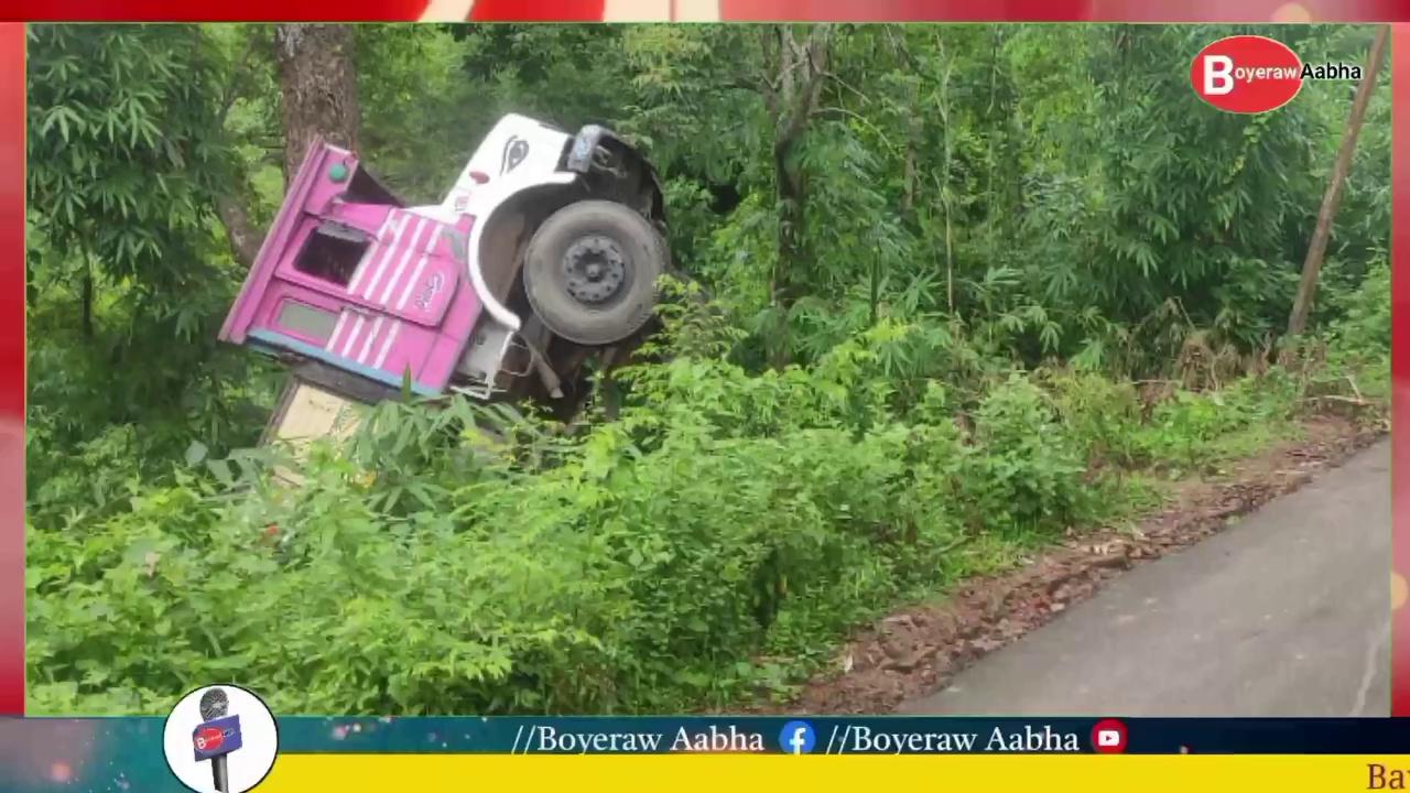 #gandacherra #Amarpur. #Breaking News.
A car accident early in the morning by losing the control in Gandachara to Amarpur intermediate road under Kalajhari range and fell into a ditches. But there is no casualties report. Car no. TR-01C1757.