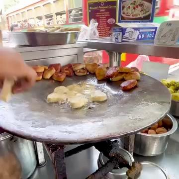 Crowd Crazy for Patties Pav in Mumbai