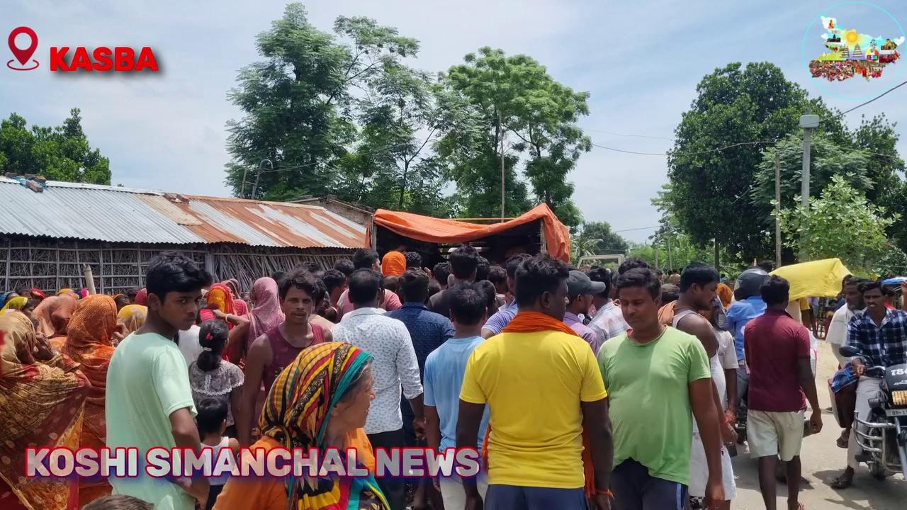 कसबा, पूर्णिया। कसबा थाना क्षेत्र अंतर्गत घुड़दौड़ पंचायत में गुरुवार की शाम गढ़बनैली मुख्य बाज़ार से गुरही पंचायत के ओर जाने वाली मुख्य सड़क पर एक बड़ी दुर्घटना हो गई। जिसमें अनियंत्रित बाइक के चपेट में आने के वजह से खेत से गाय लेकर आ रहे युवक के साथ उसकी गाय की भी मौत हो गई। घटना के बारे में परिजन एवं स्थानीय लोगों ने जानकारी देते हुए बताया कि घुड़दौड़ पंचायत के वार्ड संख्या – 06, सिरोचियाँ गाँव निवासी, गजेन्द्र यादव के 42 वर्षीय पुत्र विनोद यादव रोजाना की भांति खेत से गाय को लेकर संध्या तक़रीबन साढ़े छः बजे सड़क के रास्ते घर को आ रहे थे, कि तभी एक तेज रफ़्तार बुलेट बाइक पर सवार 3 लोगों ने गाय के साथ-साथ विनोद यादव को भी अपने चपेट में ले लिया। घटना की सूचना मिलते ही स्थानीय लोगों की भारी भीड़ घटनास्थल पर जुट गई फिर आनन-फानन में घायल को राजकीय मेडिकल अस्पताल पूर्णिया ले जाए गया जहाँ उसकी स्थिति को गंभीर देखते हुए उसे बेहतर इलाज के लिए आगे रेफर कर दिया गया। जहाँ फिर कसबा के मैक्स 7 अस्पताल में इलाज के दौरान तक़रीबन साढ़े आठ बजे के करीब युवक की मौत हो गई। मौत की सुचना पाकर पुरे परिवार में मातम छा गया तो वही इस घटना से ग्रामीण काफी उग्र हो गए। जिसके बाद शुक्रवार को सुबह सवेरे से ही ग्रामीणों ने गढ़बनैली मुख्य बाज़ार से गुरही पंचायत के ओर जाने वाली मुख्य सड़क को जाम कर दिया। जिसकी सुचना मिलते ही कसबा थाना के थानाध्यक्ष अजय कुमार अजनबी सदलबल के साथ मौके पर पहुंचे जहाँ कसबा प्रखंड के स्थानीय जनप्रतिनिधियों के सहयोग के ग्रामीणों को समझाया गया। तक़रीबन 3 घंटें के बाद ग्रामीणों को काफी समझाने के बाद जाम को छुड़ाया गया। वही ग्रामीणों का कहना है, कि दुर्घटना करने वाले बाइक सवार की जल्द से जल्द गिरफ़्तारी हो।