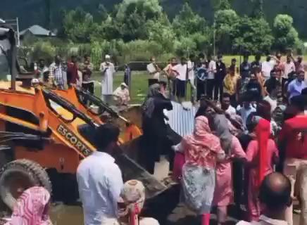 Massive demolishing drive by Pahalgam Administration against illegal structuresbcs