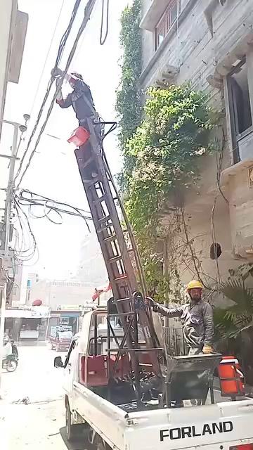 New Karachi Ajmer Nagri 2 mein KE ki kunda drive, zameen k andar se chori ka connection nikal diya gaya. In heavy loads ki waja se loadshedding hoti thi, aur jo log waqt pe bill bharte hain, wo pareshani mein mubtala hotay hain. Bijli chori se bachain aur kunda mafia ko khatam karne mei KE ka sath dein!