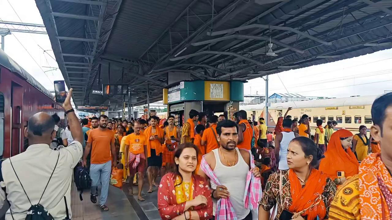 सावन के तीसरे सोमवारी को बाबा गरीबनाथ धाम मंदिर में जलाभिषेक करने हेतु पहलेजा से गंगाजल उठाने के लिए सोनपुर में जुटी भोले की भक्तों की भारी भीड़ ।।