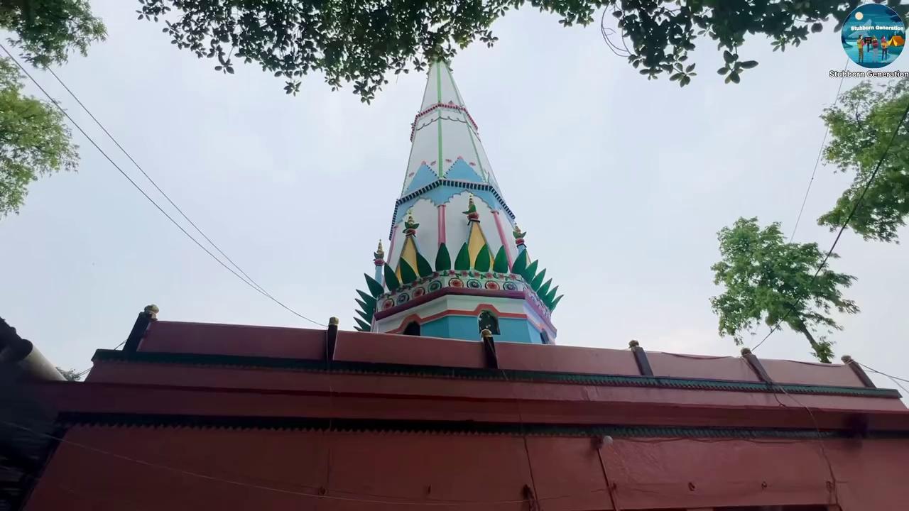 Baba Jageshwarnath Temple | बाबा जागेश्वरनाथ मंदिर | Chakia - Chandauli. चंद्रप्रभा नदी के किनारे स्थित ये मंदिर बहुत ही प्रसिध्द मंदिर है । इस मंदिर के अंदर जो शिवलिंग है, वो किसी मानव द्वारा स्थापित नहीं किया गया है, बल्कि महर्षि याज्ञवल्क्य के घोर तपस्या से स्वयं धरती से प्रकट हुयी थी ।इस मंदिर का शिवलिंग अपने आप बढ़ता रहता है, जो कि ये किसी चमत्कार से कम नहीं है ।दूसरी चमत्कार यहाँ पास में ही चंद्रप्रभा नदी पर अपने आप शुद्ध पीने का पानी का निकलना ये भी किसी चमत्कार से कम नहीं है ।ये मंदिर उत्तर प्रदेश के चंदौली जिले के चकिया से ७ किलोमीटर दूर हेतिमपुर गांव के पास स्थित है ।Kaal Bhairava ki kio agya leni chahie Kashivishwanath ke darshan se phelehttps://youtu.be/WdemNPrZSEkManikarnika Ghat with Bhutiya Experience kashivishwanathhttps://youtu.be/tjyhW6XIJZA80 Ghat Ganga Aarti In Banaras ( Kashivishwanath)https://youtu.be/Z2BtFrzo0N8Shri Kashi Vishwanath Mandir In Varanasi Hidden Templehttps://youtu.be/aFUD1FG6om0