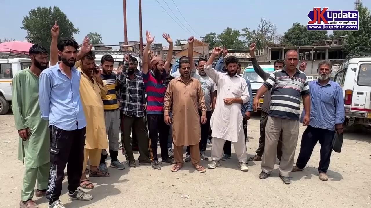 Drivers of Himmat Sumo Stand Chadoora protested against the Adminstration