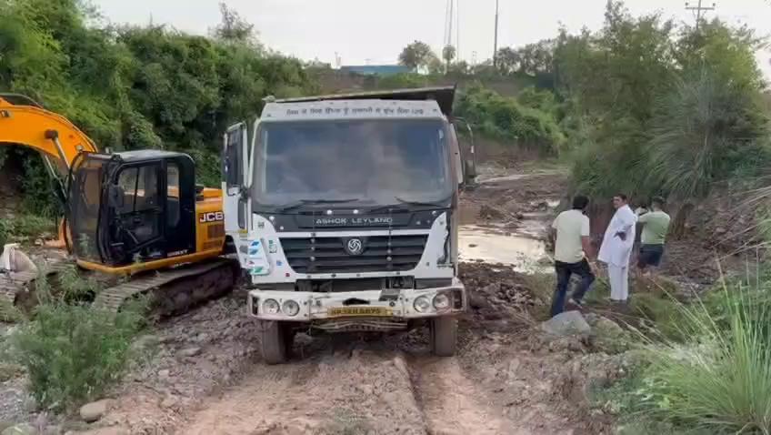 भाजपा नेता व दून के पूर्व विधायक परमजीत सिंह पम्मी ने कांग्रेस सरकार के सीपीएस एवं विधायक राम कुमार पर अवैध खनन करने के आरोप जड़े।
उन्होंने कहा की हाल ही में गांव मालपुर तहसील नालागढ़ जिला सोलन में स्थानीय लोगो ने अवैध खनन की शिकायत प्रशासन से की जिसमें ट्रक और जेसीबी मशीन द्वारा खुले आम खनन का काम चल रहा था। उसकी वक्त पुलिस ने इस एक्टिविटी को लेकर एक्शन लिया। पम्मी ने स्थानीय जागरूक जनता का इस काम के लिए धन्यवाद भी किया।