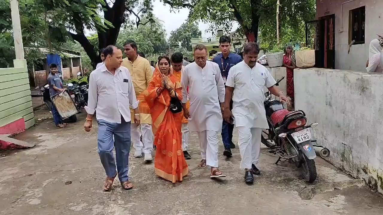 सामान्य सांसद महोदय अनीता नगर सिंह जी चौहान मेघनगर के विकास के विषय पर चर्चा करते हुए प्रदेश सहकार भारती सहकारिता मंत्री संजय श्रीवास जिला अध्यक्ष गणेश प्रजापत चर्चा करते हुए