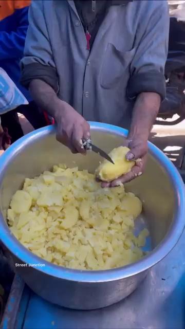 Famous Chole Kachori Of Shahdara Since-1965 | Indian Street Food