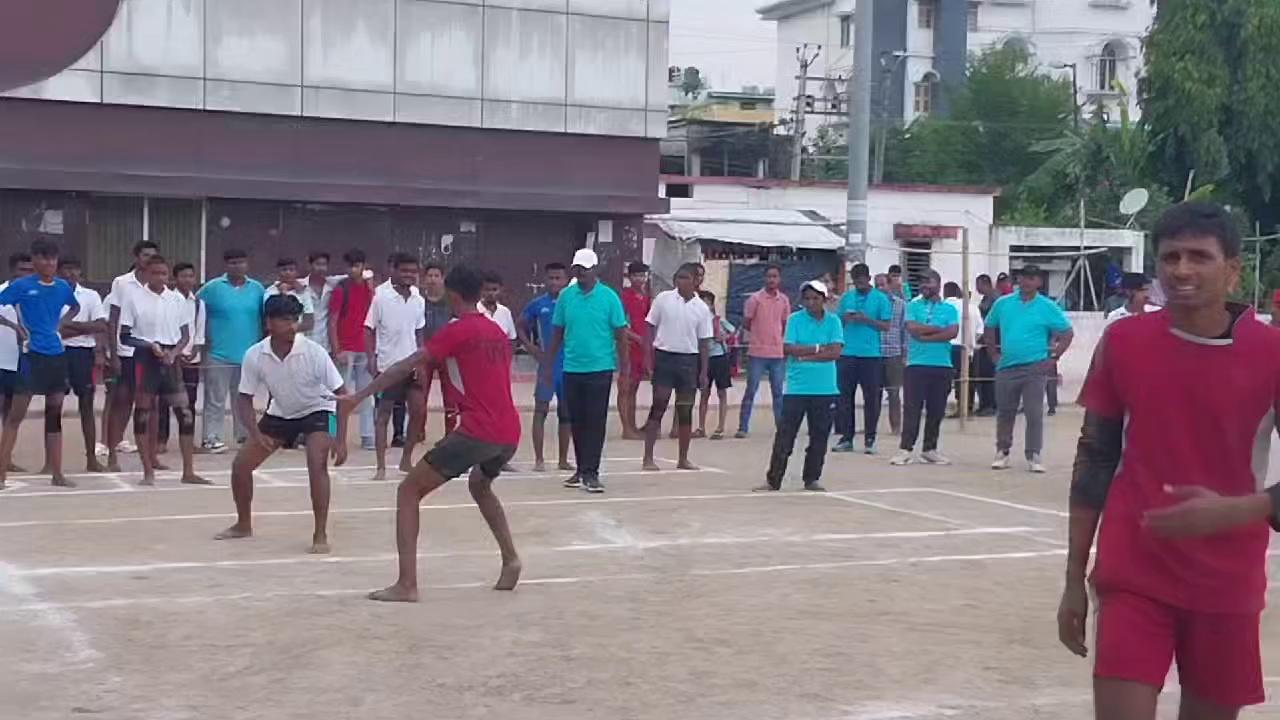 समस्तीपुर पटेल मैदान में जिला स्तरीय खेल प्रतियोगित के तीसरे दिन कई स्कूल के छात्र-छात्राओं के बीच खेला गया कबड्डी मैच